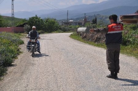 Jandarma trafik ekipleri motosiklet sürücülerine kask dağıttı