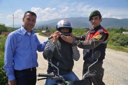 Jandarma trafik ekipleri motosiklet sürücülerine kask dağıttı