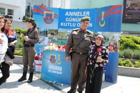 Jandarmadan annelere çiçekli kutlama