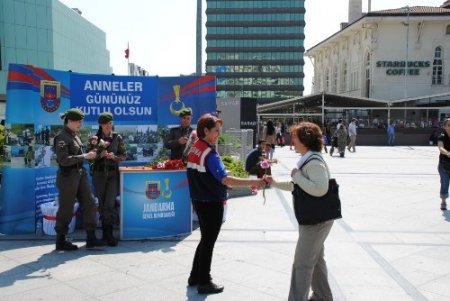 Jandarmadan annelere çiçekli kutlama