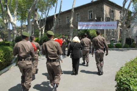 Jandarmadan annelere çiçekli kutlama