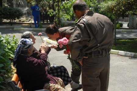 Jandarmadan annelere çiçekli kutlama