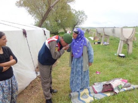 Jandarmadan annelere karanfil ve çiçek