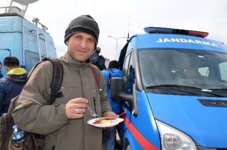 Jandarmadan gazetecilere tatlı ikramı