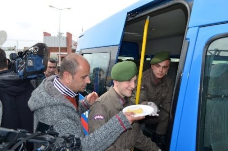 Jandarmadan gazetecilere tatlı ikramı