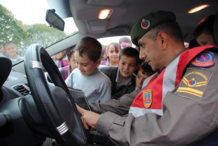 Jandarmadan ilkokul öğrencilerine trafik eğitimi