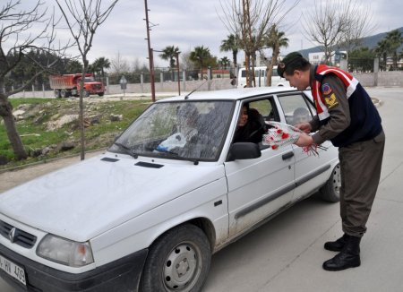 Jandarmadan kadın sürücülere karanfil