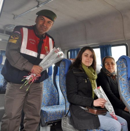 Jandarmadan kadın sürücülere karanfil