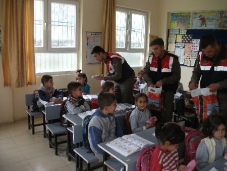Jandarmadan öğrencilere kırtasiye yardımı
