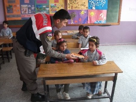 Jandarmadan öğrencilere kırtasiye yardımı