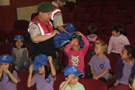 Jandarmadan öğrencilere kırtasiye yardımı