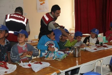 Jandarmadan öğrencilere kırtasiye yardımı