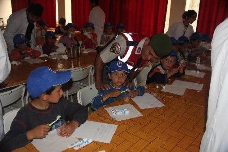 Jandarmadan öğrencilere kırtasiye yardımı