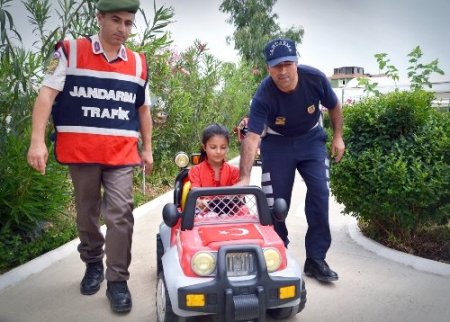 Jandarmadan öğrencilere uygulamalı trafik eğitimi