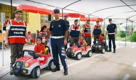 Jandarmadan öğrencilere uygulamalı trafik eğitimi