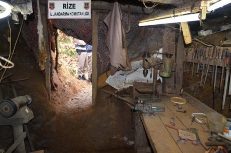 Jandarma'dan toprak altındaki silah imalathanelerine baskın