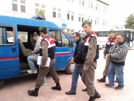 Jandarmanın yol kontrolunda insan kaçakçıları yakalandı