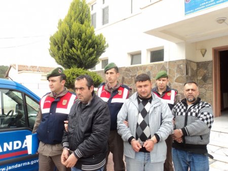 Jandarmanın yol kontrolunda insan kaçakçıları yakalandı