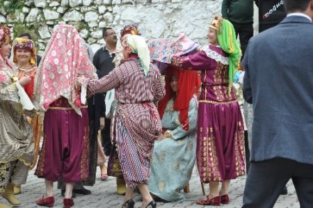 Japon çift, Soma'da Türk usulü düğünle evlendi