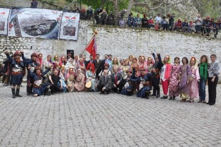 Japon çift, Soma'da Türk usulü düğünle evlendi