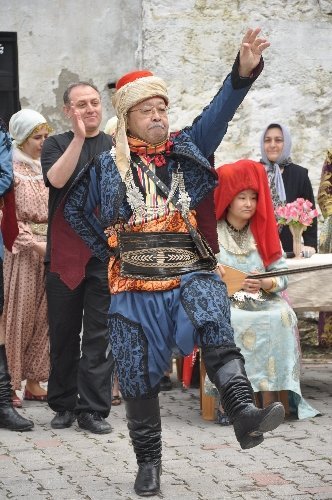 Japon çift, Soma'da Türk usulü düğünle evlendi