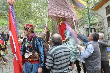 Japon çift, Soma'da Türk usulü düğünle evlendi