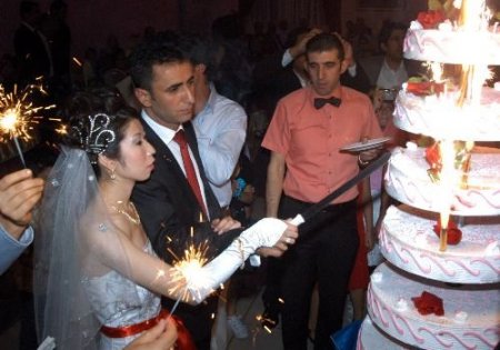 Japon Gelin Kürtçe Türkülerle Halay Çekti