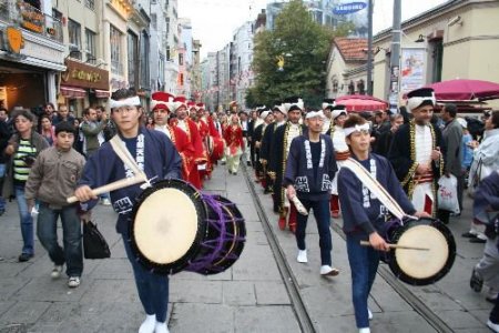 Japonlar Davullarla Mehter Marşlarına Eşlik Etti