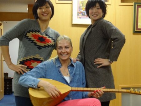 Japonya'daki Türk voleybolcudan kültür merkezine ziyaret