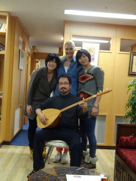 Japonya'daki Türk voleybolcudan kültür merkezine ziyaret