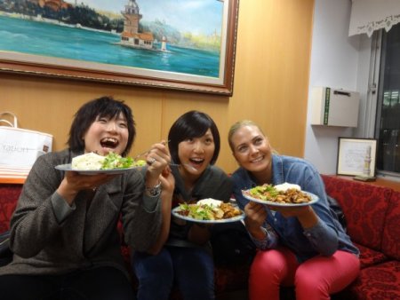 Japonya'daki Türk voleybolcudan kültür merkezine ziyaret