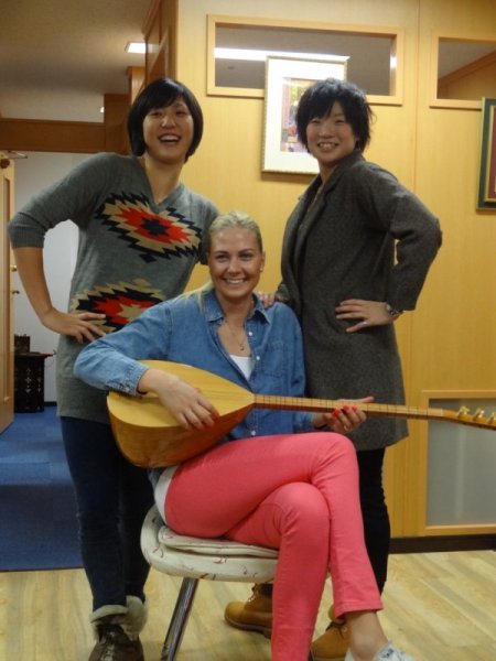 Japonya'daki Türk voleybolcudan kültür merkezine ziyaret