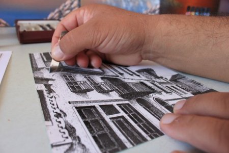 Jiletle resim yapan ressam destek bekliyor