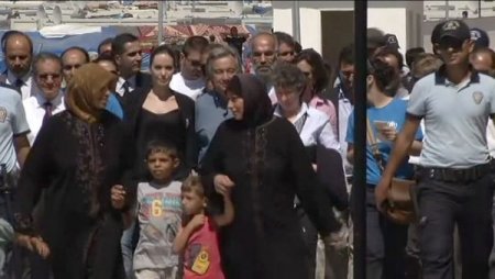 Jolie: Türk hükümeti, büyük cömertlik göstererek bu kampı kurmuş