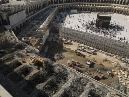 Kabe'nin etrafı hummalı bir çalışma ile genişletiliyor