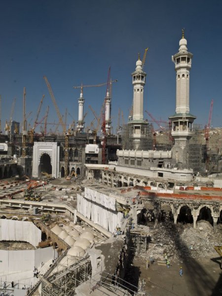Kabe'nin etrafı hummalı bir çalışma ile genişletiliyor