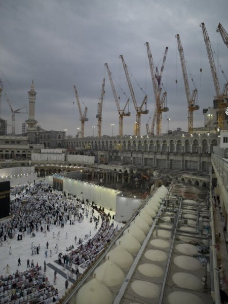 Kabe'nin etrafı hummalı bir çalışma ile genişletiliyor