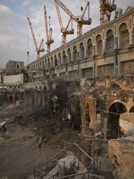 Kabe'nin etrafı hummalı bir çalışma ile genişletiliyor