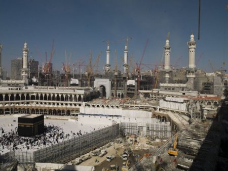 Kabe'nin etrafı hummalı bir çalışma ile genişletiliyor