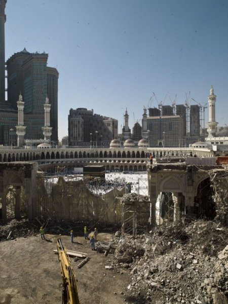 Kabe'nin etrafı hummalı bir çalışma ile genişletiliyor
