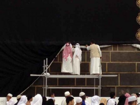 Kabe'nin örtüsü indirildi