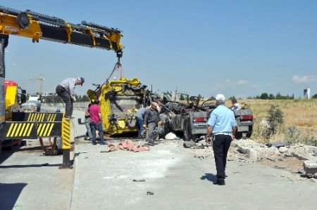 Kabini parçalanan TIR’dan burnu bile kanamadan çıktı