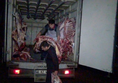 Kaçak 2 ton et yakalandı