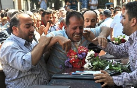 Kaçak akaryakıt deposundaki patlamada ölen 9 kişi toprağa verildi