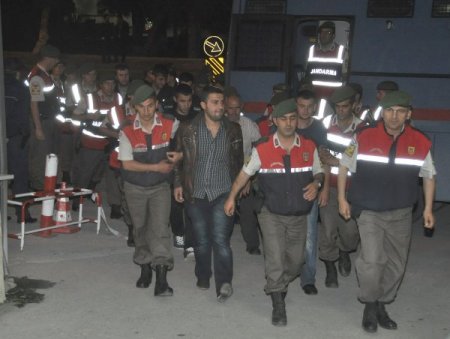 Kaçak Akaryakıt Operasyonunda 3'ü Askeri Personel 20 Kişi Tutuklandı