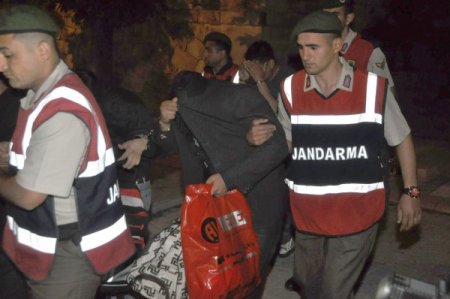 Kaçak Akaryakıt Operasyonunda 3'ü Askeri Personel 20 Kişi Tutuklandı