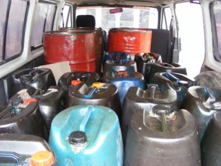 Kaçak akaryakıt satanlar minibüsü mobil akaryakıt istasyonu yapmışlar