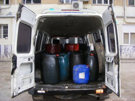 Kaçak akaryakıt satanlar minibüsü mobil akaryakıt istasyonu yapmışlar