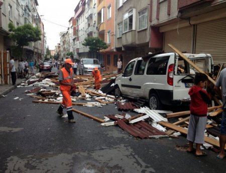 Kaçak Çatı Fırtınada Uçtu, Sokak Savaş Alanına Döndü