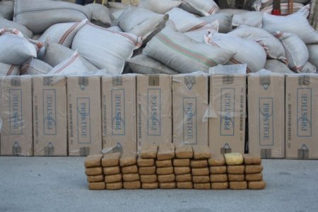 Kaçak çayın içinden eroin çıktı